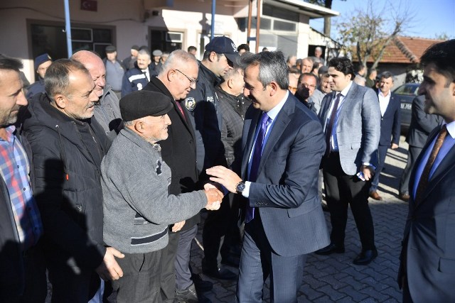 PAZARDERE’LİLER VALİ SEZER’İ BAĞRINA BASTI