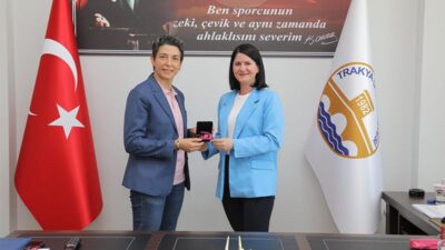 EDİRNE’NİN İLK KADIN BELEDİYE BAŞKANI AV. FİLİZ GENCAN AKIN, CUMHURİYET TARİHİNDE VOLEYBOLBRANŞINDAKİ İLK KADIN HAKEM OLARAK GÖREV YAPACAK PROF. DR. NURPER ÖZBAR İLE BULUŞTU! Edirne Belediye Başkanı Av. Filiz