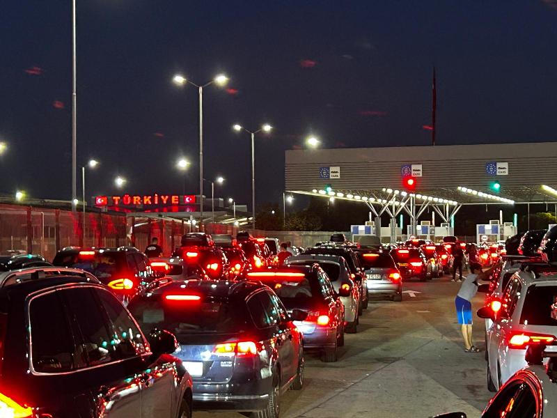 SINIR KAPILARINDA GURBETÇİ YOĞUNLUĞU REKOR KIRDI