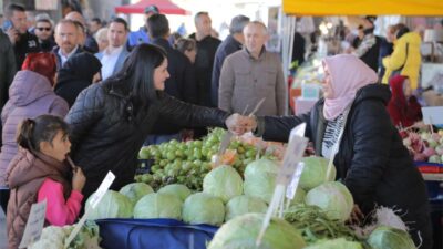 BAŞKAN GENCAN AKIN, ÇARŞAMBA PAZARINI ZİYARET ETTİ
