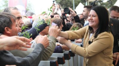 Edirne’de “Yerli Tohum Takas Şenliği” Coşkuyla Gerçekleşti:5 Bin 400 Fide ve 2 Bin Atalık Tohum Ücretsiz Dağıtıldı