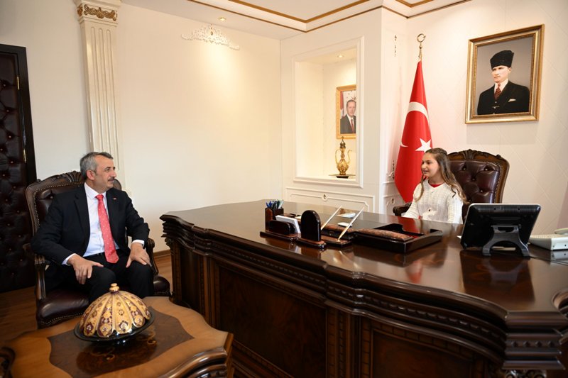 Edirne’de 23 Nisan Coşkusu:Genç Validen Anlamlı Talimat