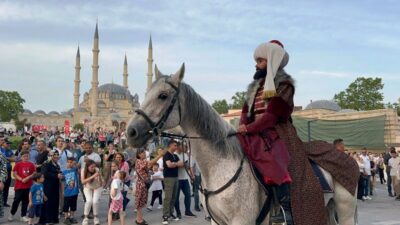 EDİRNE’DEN YÜKSELEN FETİH RUHU: İSTANBUL’UN FETHİ 569. YILINDA COŞKUYLA KUTLANDI