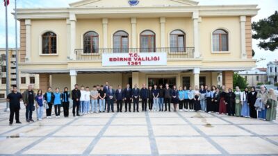 “Ömer Seyfettin Yılı” Hikaye Yarışmasında Dereceye Giren Öğrenciler Vali Sezer’i Ziyaret Etti