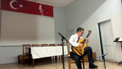 Gitarla Yüzyıllık Yolculuk Konseri Sosyal Bilimler Lisesi’nde gerçekleşti.