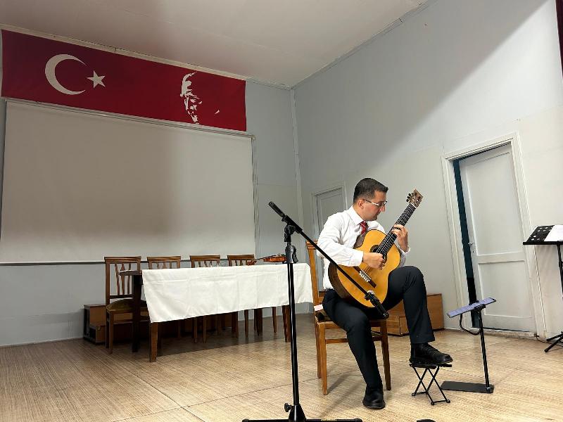 Gitarla Yüzyıllık Yolculuk Konseri Sosyal Bilimler Lisesi’nde gerçekleşti. Gitarla Yüzyıllık Yolculuk Konseri