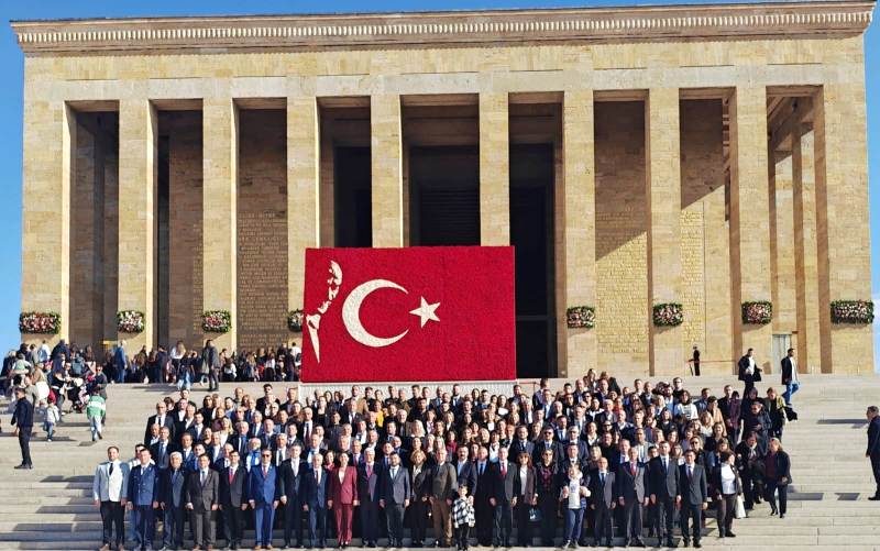 CHP Tam Kadro Ata’nın Huzurunda