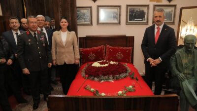 Kutlamalar, İnönü İlkokulu önünden Atatürk