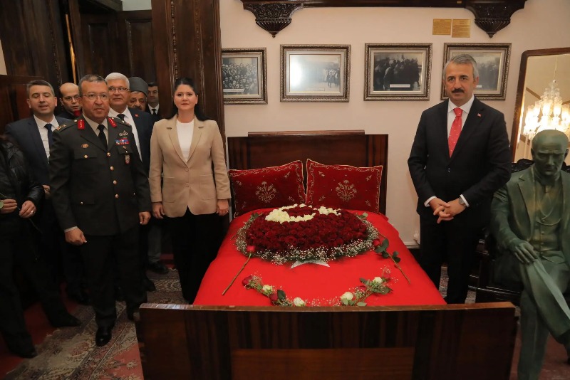 Kutlamalar, İnönü İlkokulu önünden Atatürk