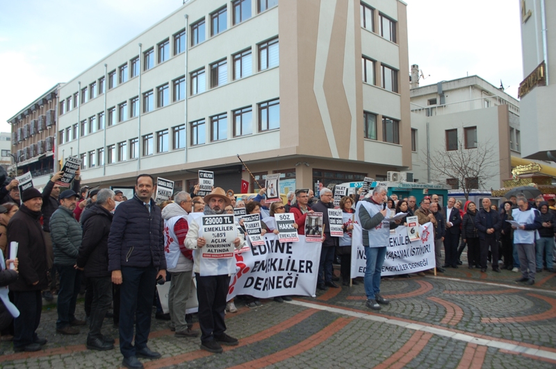 EDİRNE EMEKLİLER DERNEĞİ “SADAKA DEĞİL HAKKIMIZI İSTİYORUZ” diyerek basın açıklaması