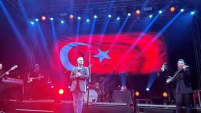 BİNLERCE GENÇ 15 TEMMUZ DEMOKRASİ VE CUMHURİYET PARKI’NDA BAYRAMI ŞARKILARLA