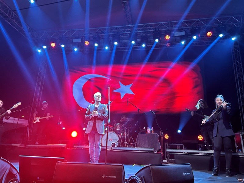 BİNLERCE GENÇ 15 TEMMUZ DEMOKRASİ VE CUMHURİYET PARKI’NDA BAYRAMI ŞARKILARLA