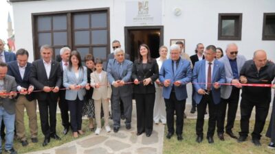 Edirne Belediye Bandosu eşliğinde saygı duruşu ve İstiklal Marşı’nın okunmasıyla