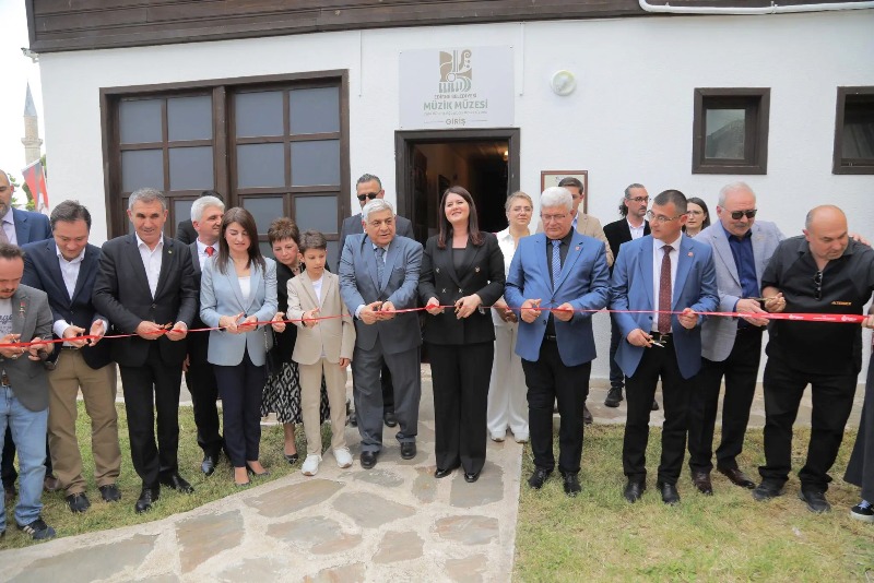 Edirne Belediye Bandosu eşliğinde saygı duruşu ve İstiklal Marşı’nın okunmasıyla