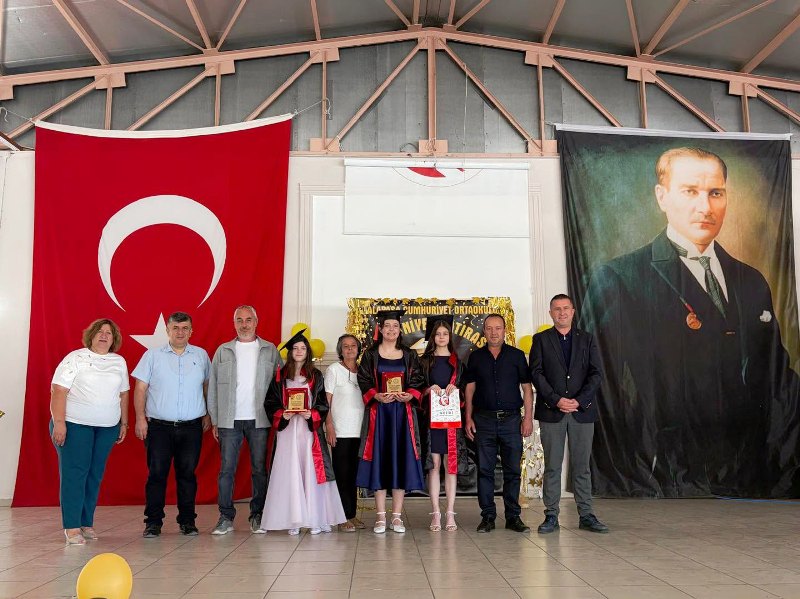 Lalapaşa Belediye Başkanı Zafer Sezgin Geldi, Cumhuriyet Ortaokulu’nun mezuniyet törenine